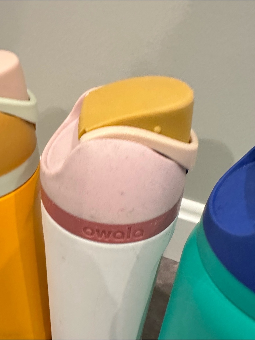 Lot of 3 Owala FreeSip Water bottles, 2x 24 oz and 1x 32 oz good used condition - Picture 4 of 12